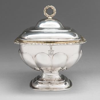 A parcel-gilt silver bonbonniere, maker's mark of Samuel Eberlein, Saint Petersburg, Russia 1825.