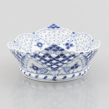 Bread basket / grill bowl, porcelain, "Blue Fluted Full Lace", Royal Copenhagen, model 1002, 1898-1923.