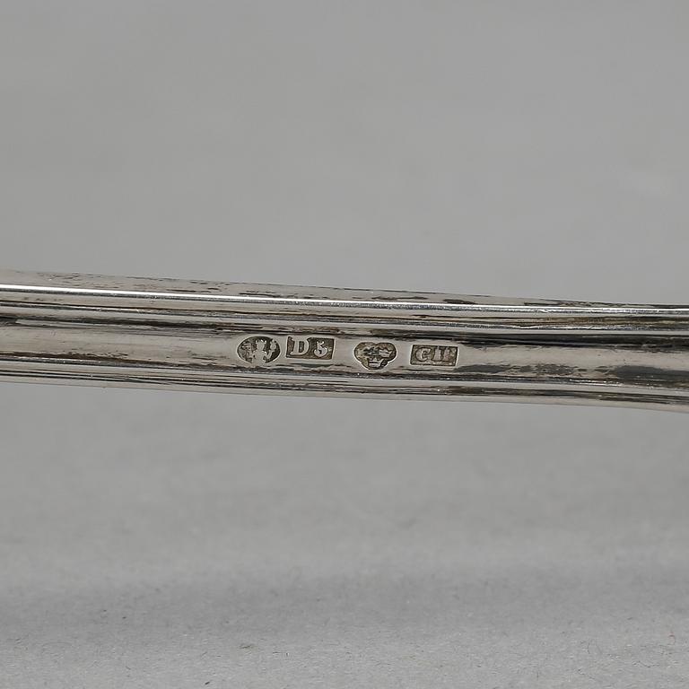 TÅRTKNIV och SOCKERSTRÖARE, silver, Gustaf Dahlgren, Malmö 1861 samt Norrköping 1858. Vikt ca 110 gram.