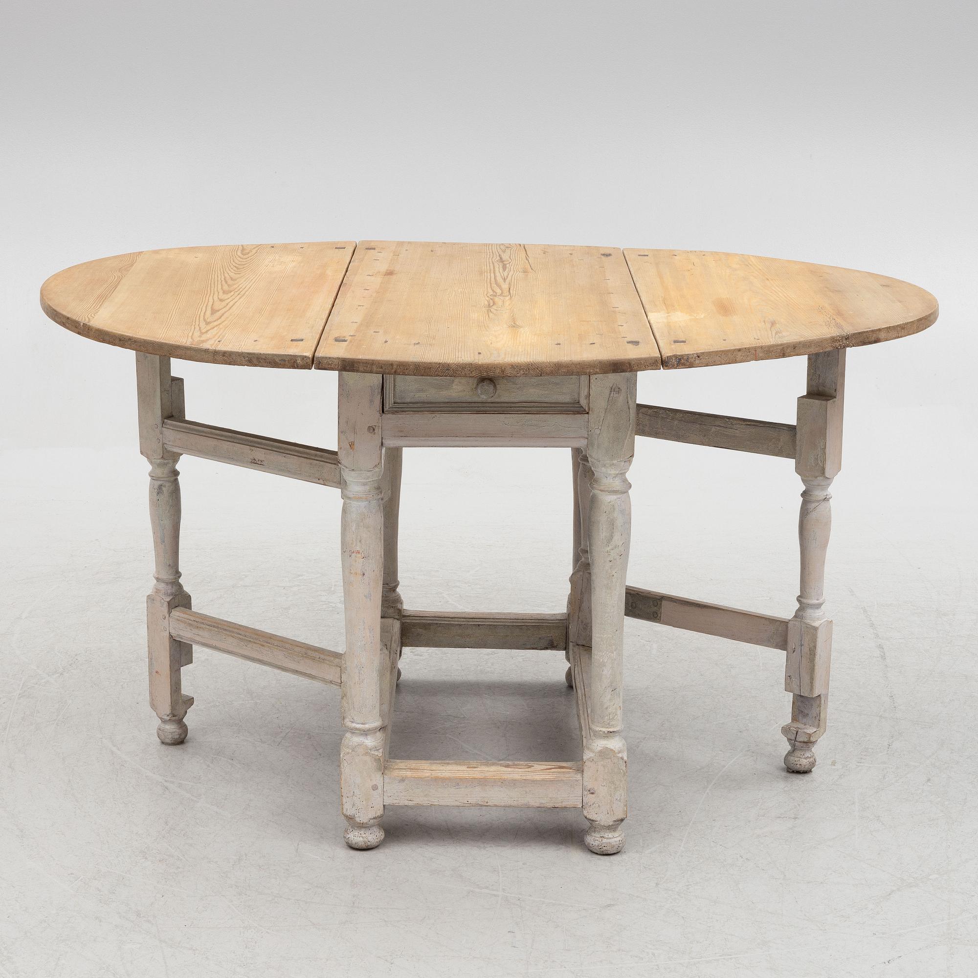 A gate leg table 18th/19th century.