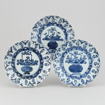 A set of thre blue and white plates, Qing dynasty, Kangxi (1662-1722).