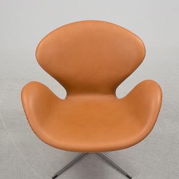 ARNE JACOBSEN, fåtölj, "Svanen", Fritz Hansen, Danmark, 1900-talets andra hälft.