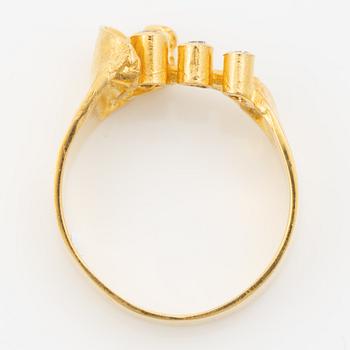 Ring in 18K gold set with three brilliant-cut diamonds.