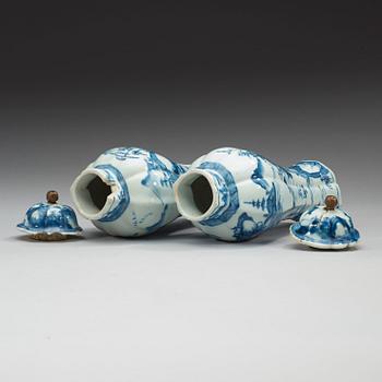 A pair of blue and white vases with covers, Qing dynasty, Kangxi (1662-1722).