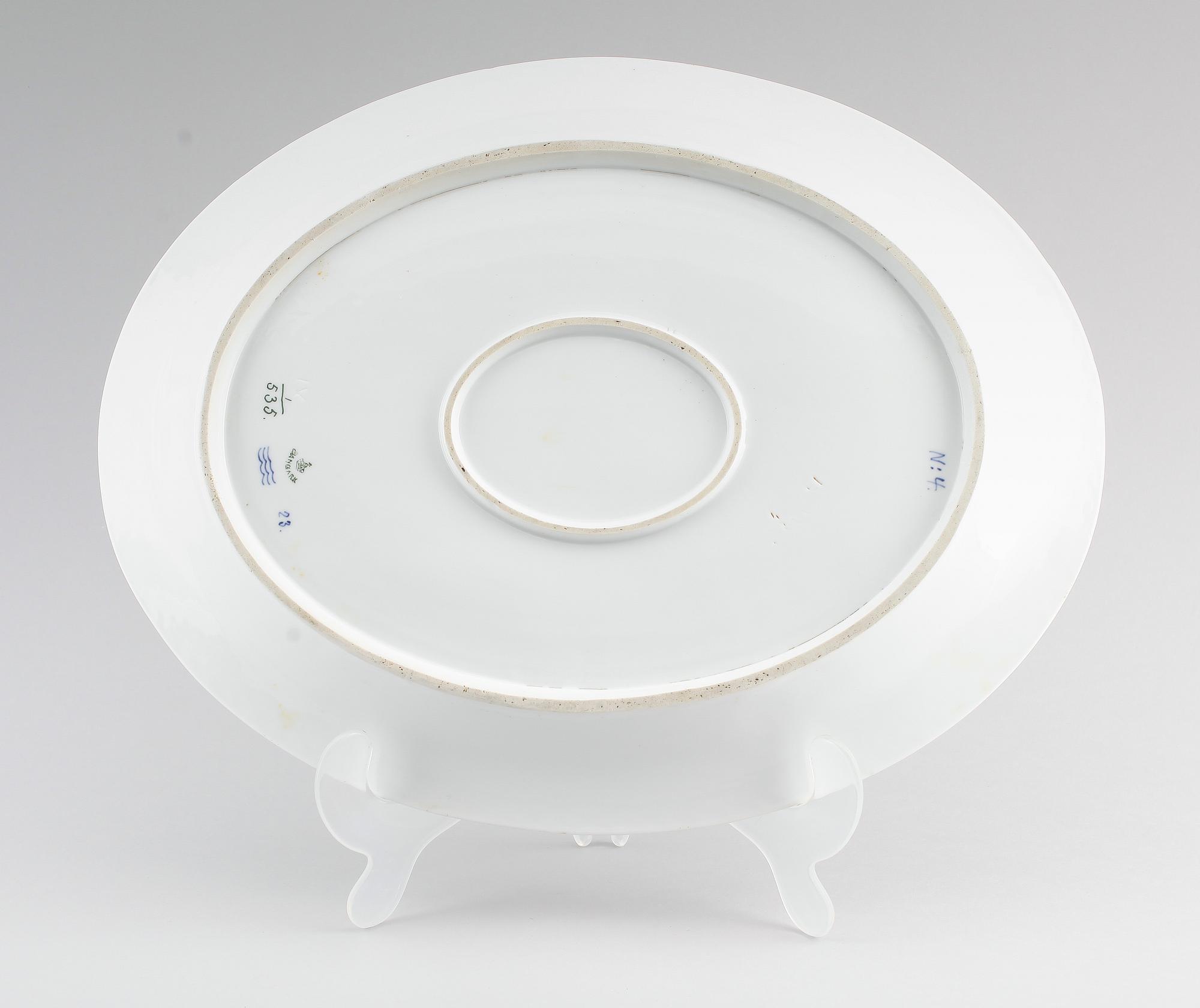 SERVERINGSFAT, 2 st, porslin, "Musselmalet", Royal Copenhagen.