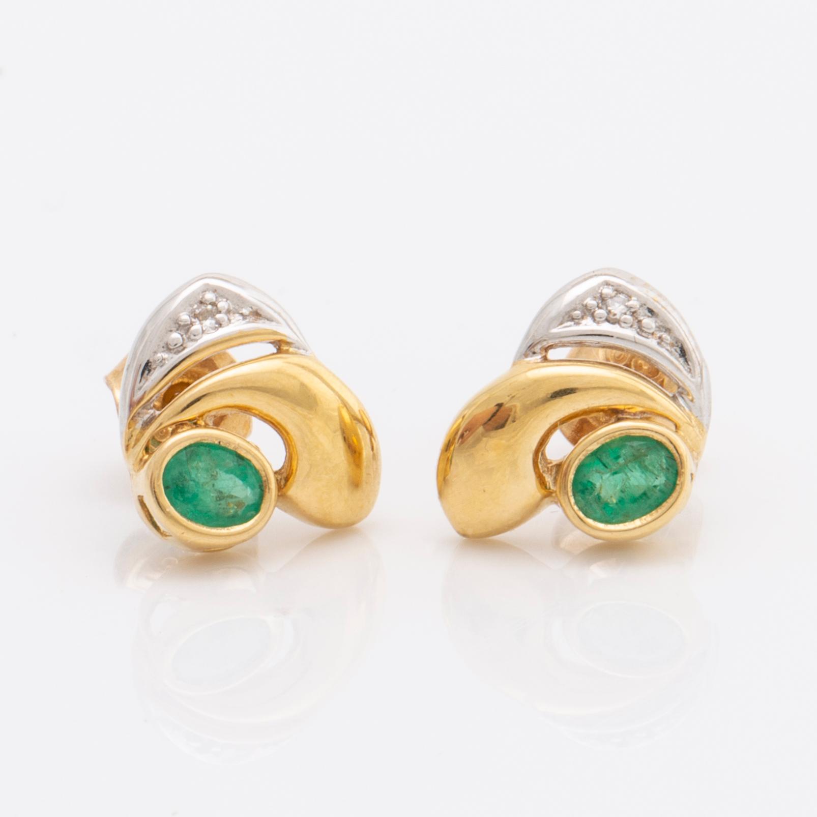 Pendant and earrings 18K gold with emeralds and 2 single-cut diamonds, chain metal.