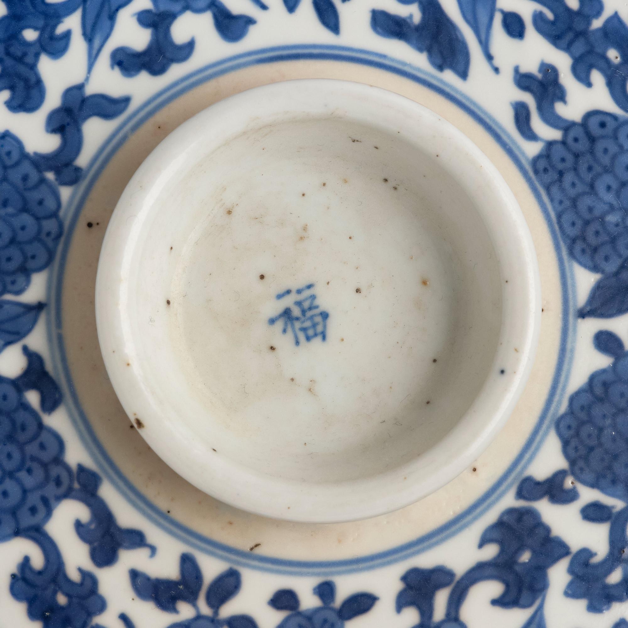 A large blue and white jar with cover, Qing dynasty, Kangxi (1662-1722).