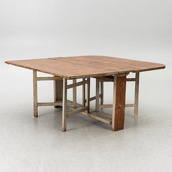 A drop-leaf table, 19th century.