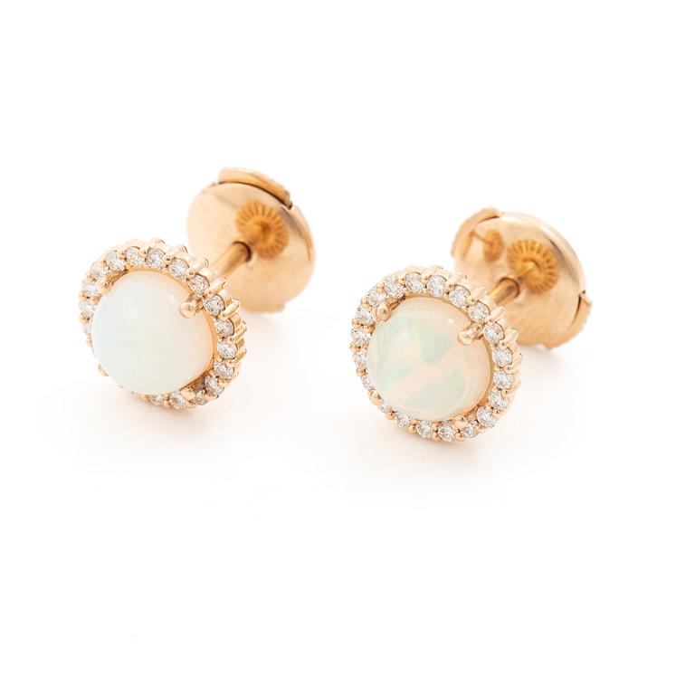 18K gold earrings with opals and brilliant-cut diamonds.