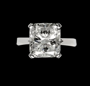 980. A cushion cut diamond ring, 6.02 cts. Cert. HRD.
