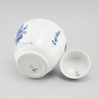 A "Blå blomst" porcelain vase with lid, Royal Copenhagen, second half of the 20th cenutry.
