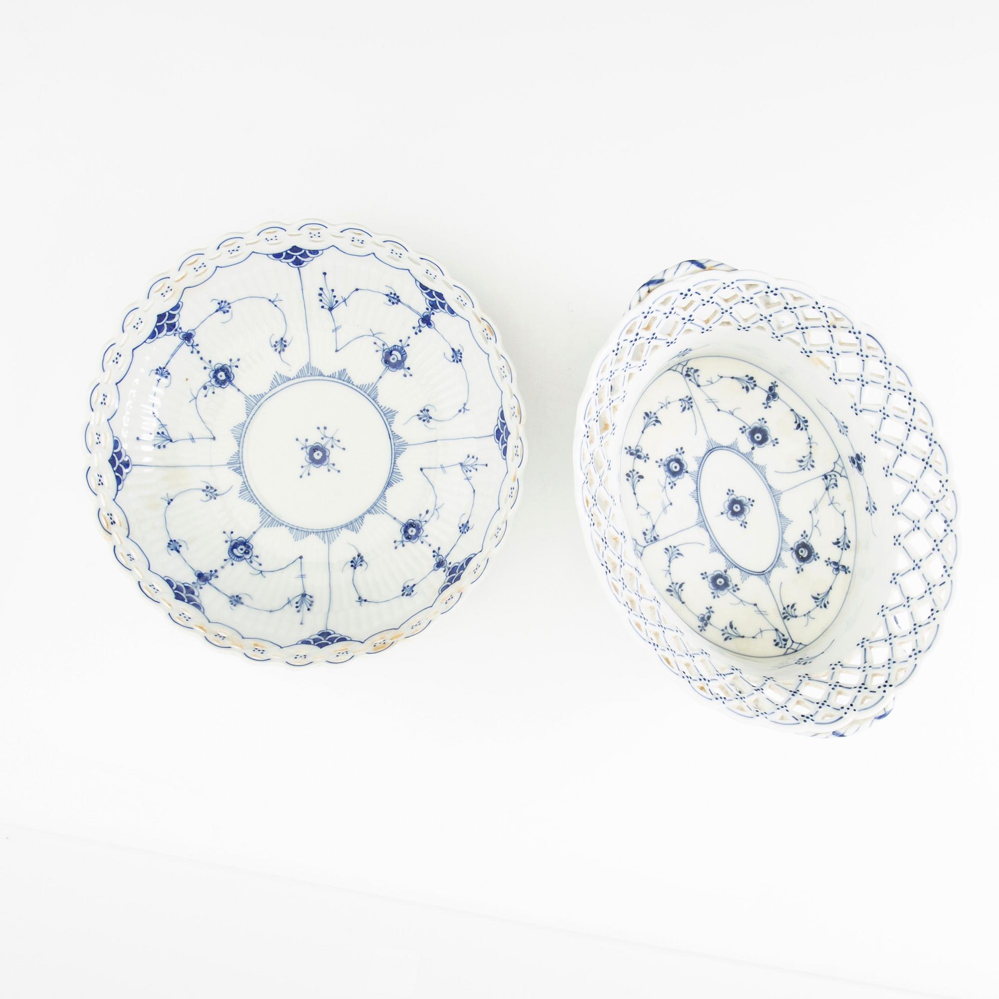 Galleried bowl "Musselmalet helblonde" Royal Copenhagen Denmark porcelain 20th century and bowl dish.