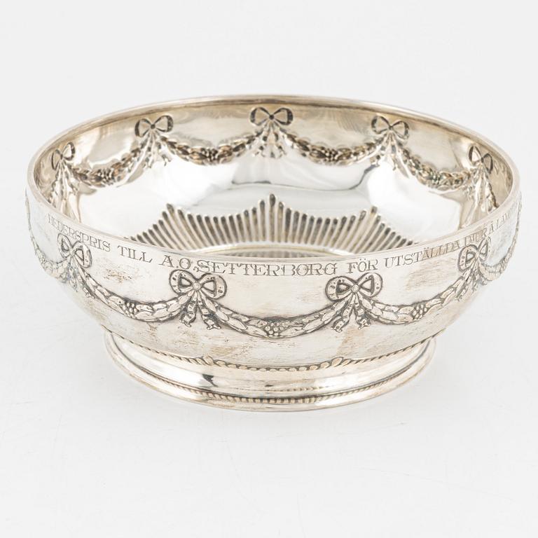 A silver bowl and a tray, including CG Hallberg, Stockholm, 1909.
