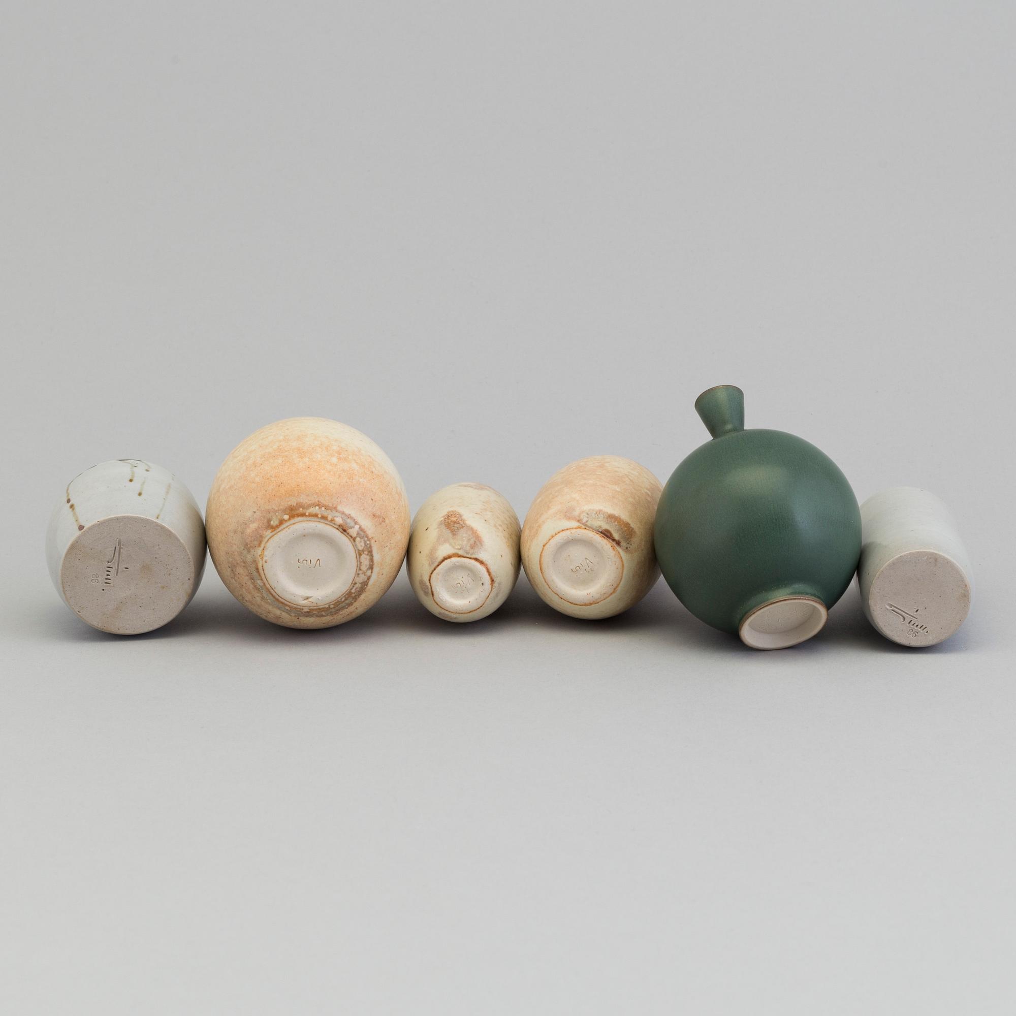 13 stoneware miniatures, including Vivi Calissendorf, John Andersson och Winblad.