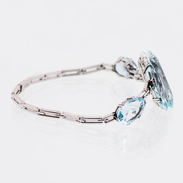 ARMBAND, fasettslipade akvamariner, platina.