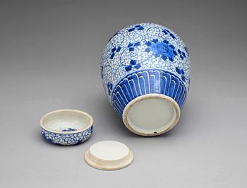 TOBAKSBURK, porslin, Kina ca år 1900.