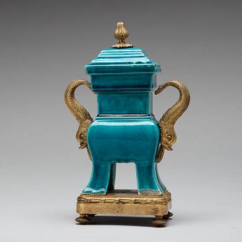 A turquoise glazed 'ding' vase with cover, Qing dynasty, Kangxi (1662-1722).