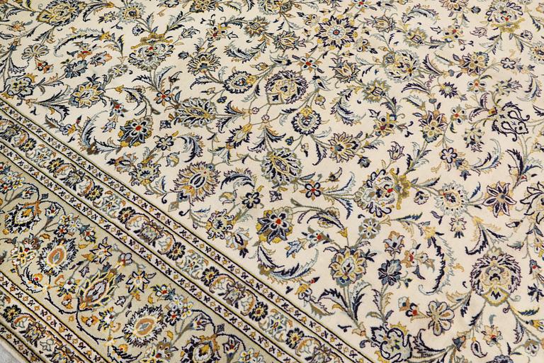 A Keshan carpet, approx. 388 x 285 cm.