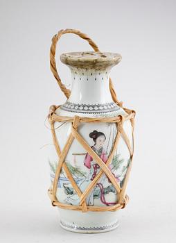 KRYDDFLASKA, porslin, Kina, 1900-tal.