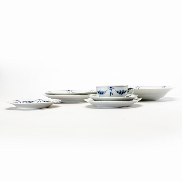 A Danish 98 pcs Bing & Gröndahl porcelain service from the latter part of the 20th century.