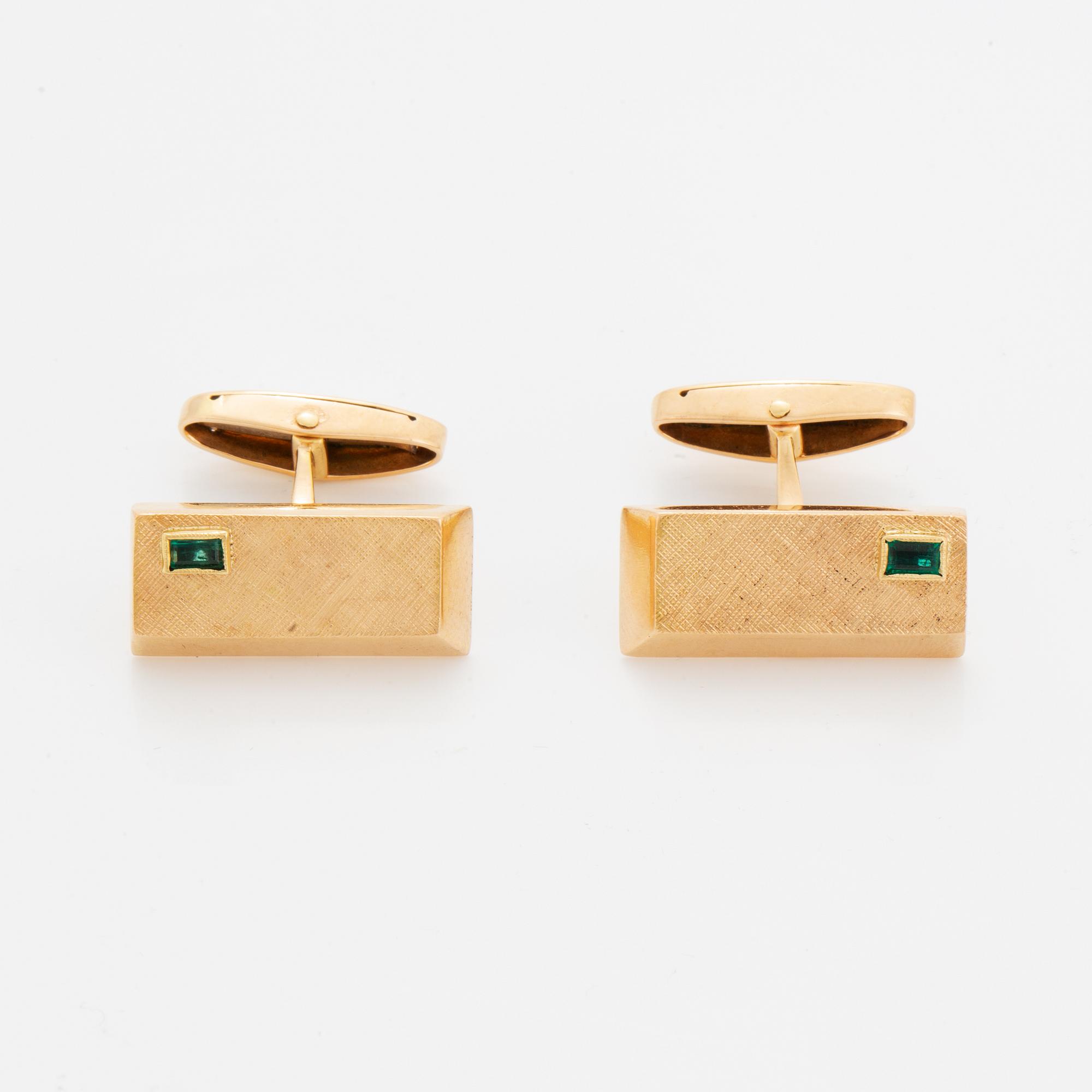 Cufflinks, 1 pair, 18K gold with 2 rectangular cut emeralds.