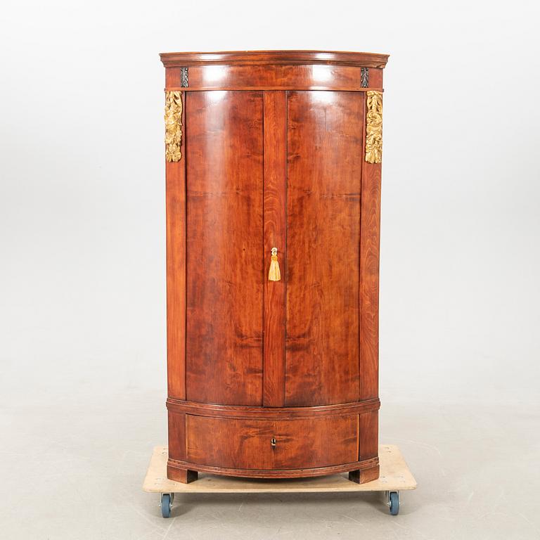 Corner cabinet, first half of the 19th century.