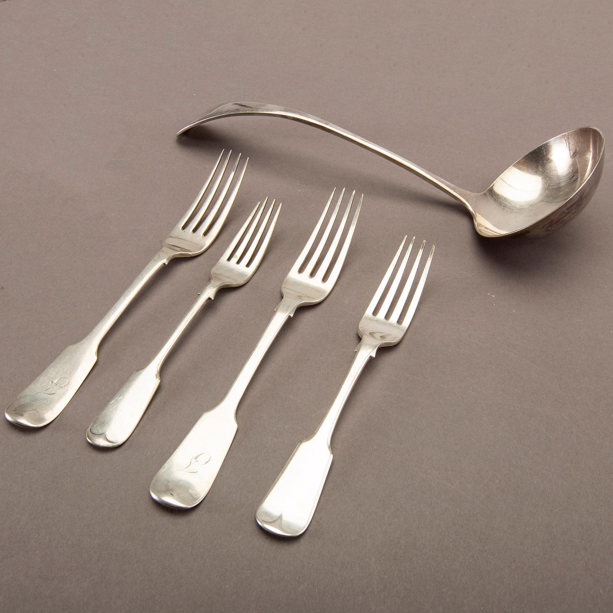 An English 20th century 21 pcs of silver cutlery, different makers, total weight ca 1120 gram.