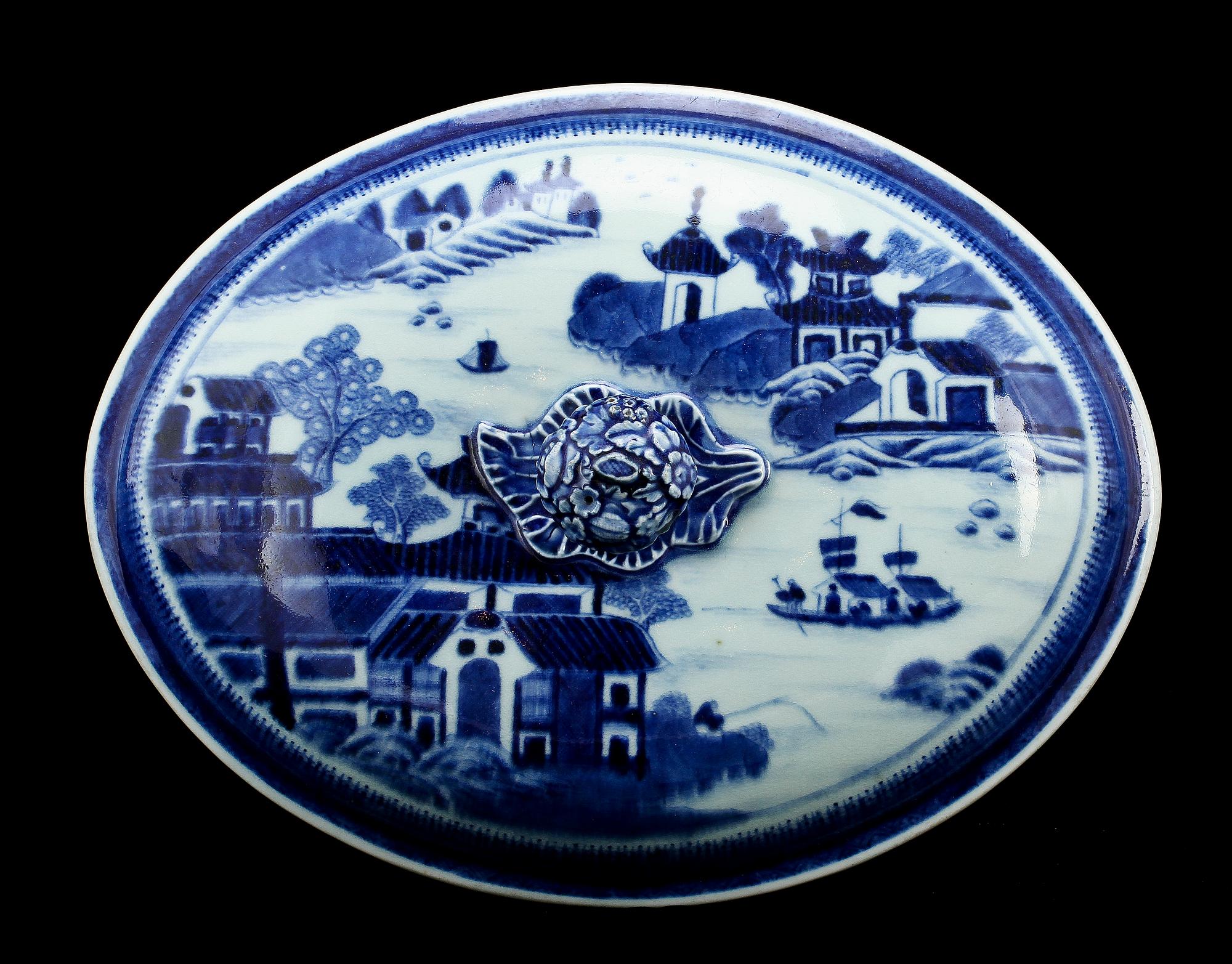 LOCKKAROTT, porslin, Kina, sekelskiftet 1700/1800-tal.