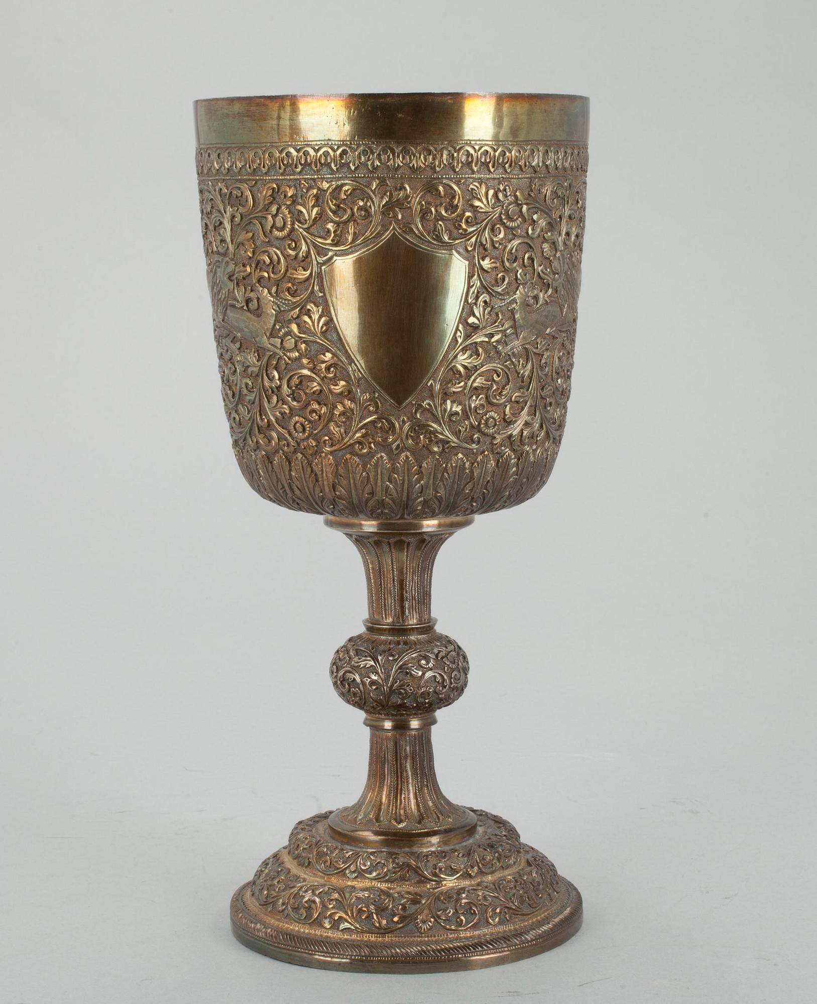 BÄGARE PÅ FOT, österländskt silver, h 26,5. Vikt ca 668 g.