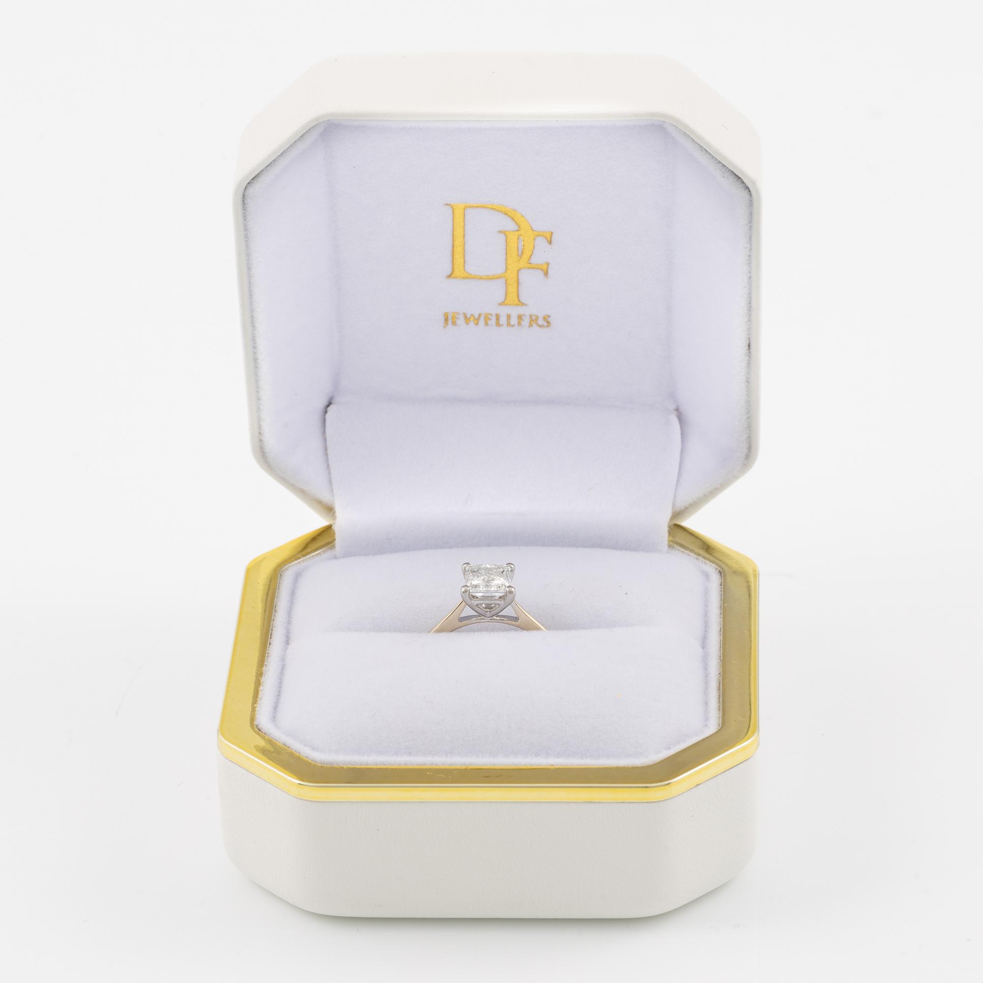 Ring, 18K gold with princess-cut diamond 1.02 ct.