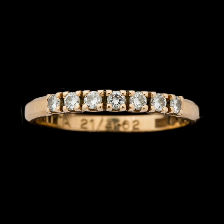 RING, 18 k guld med briljantslipade diamanter ca 0,21 ct, Hans Strömdahl, Stockholm, 1988. Vikt ca 2 g.