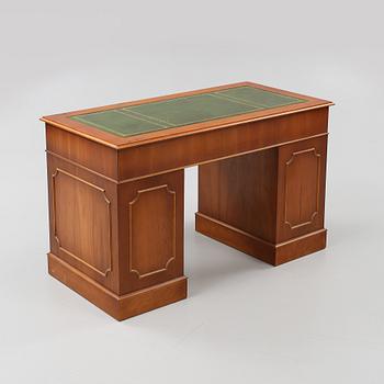 SKRIVBORD, Engelsk stil, 1900-talets andra hälft.