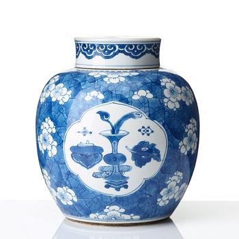 A blue and white jar with cover, Qing dynasty, Kangxi (1662-1722).