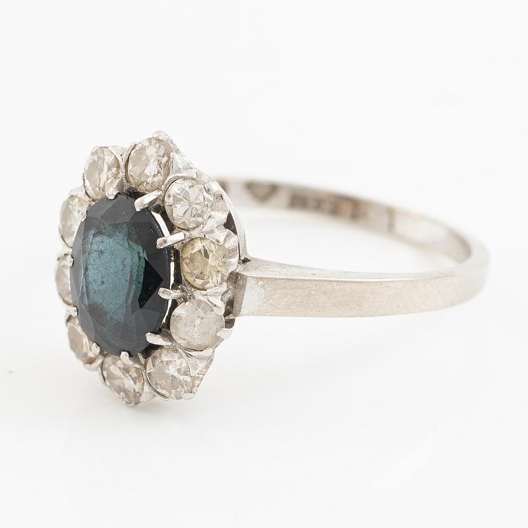 Ring, carré-set, 18K white gold with sapphire and brilliant-cut diamonds.