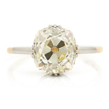 562. A ring 18K gold with a cushion-shaped old-cut diamond ca 4.30 ct, Carlman Stockholm 1904.