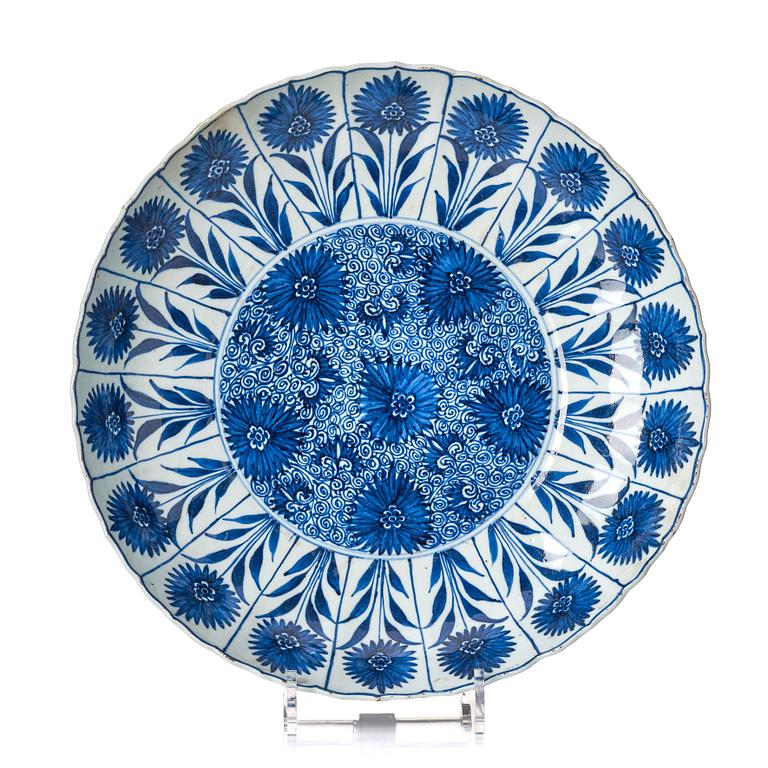 A blue and white 'Aster dish', Qing dynasty, Kangxi (1662-1722).