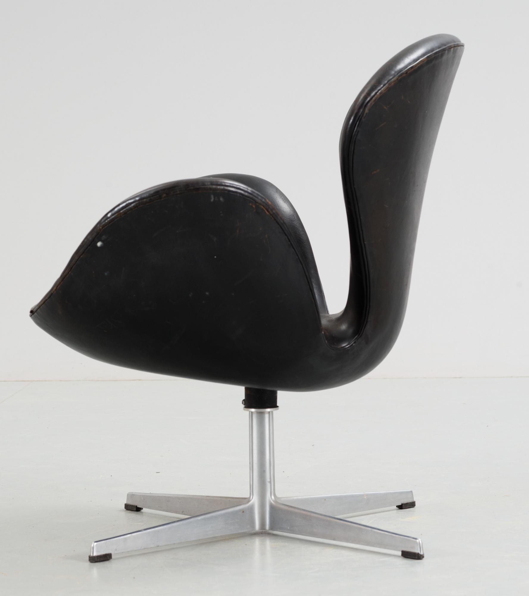ARNE JACOBSEN, fåtölj, "Svanen", Fritz Hansen, Danmark 1960-tal.