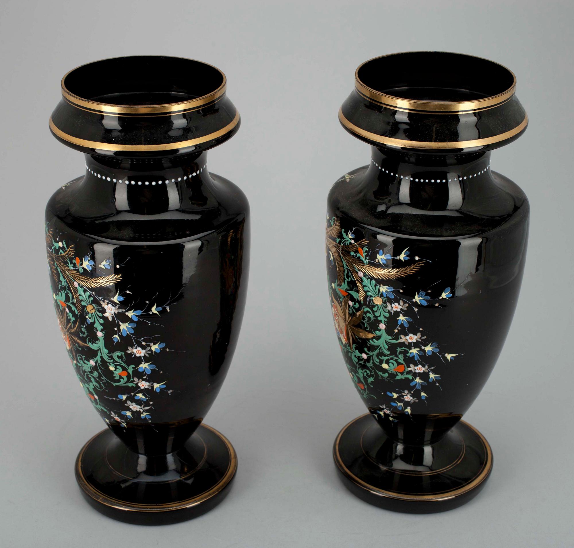 URNOR, ett par, glas och emalj, England, 1900-tal.