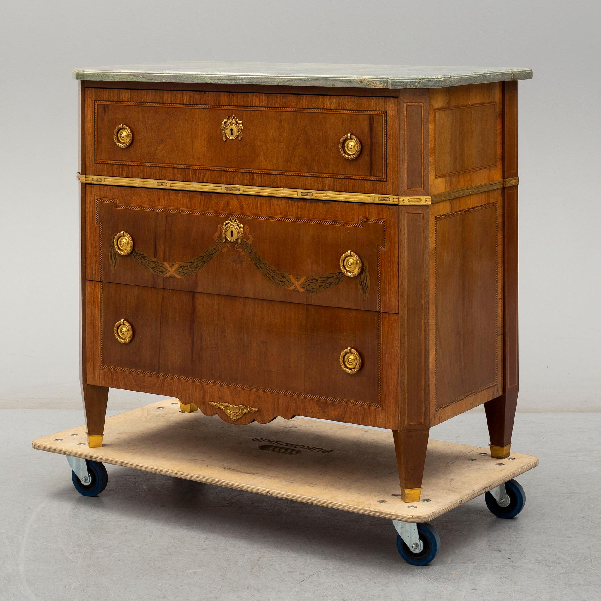 CHEST OF DRAWERS, gustavian style, first half of the 20th century.