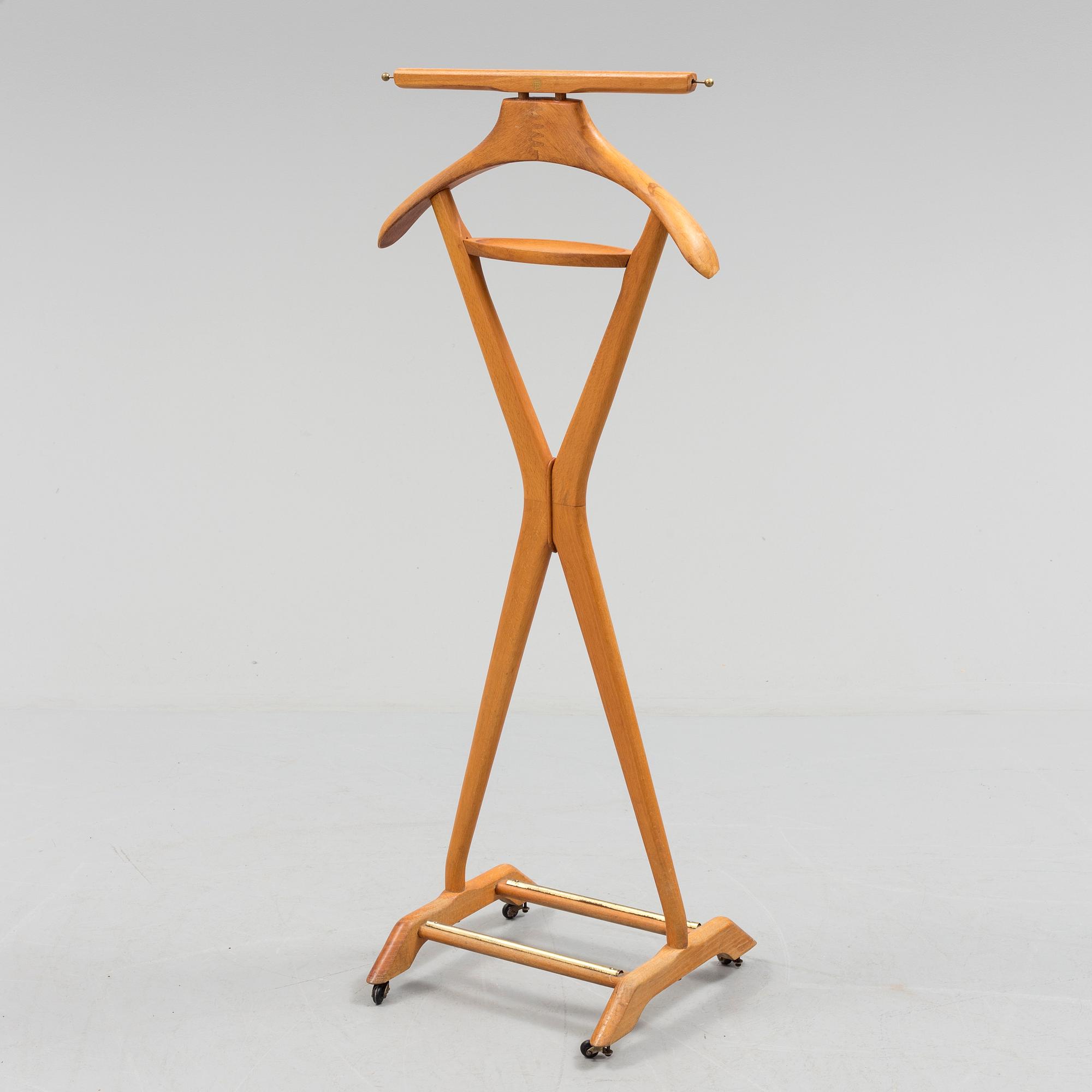 A late 20th century Fratelli Reguitti stand for men's clothes.