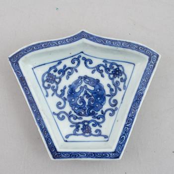 A group of four blue and white dishes and a cabaret piece, Qing dynasty, 18th century.