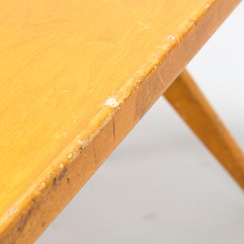 ILMARI TAPIOVAARA, An early 1950s x-leg table.