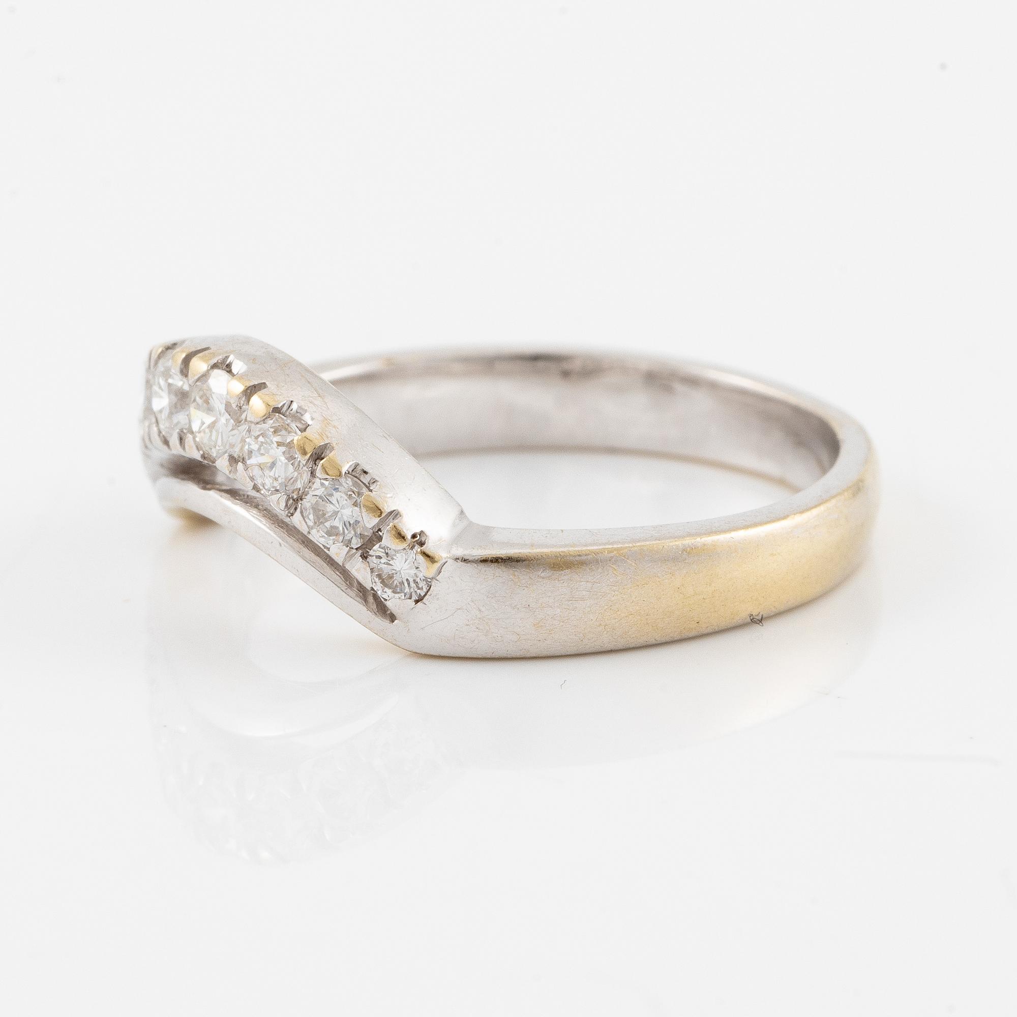 Ring, 18K vitguld med briljantslipade diamanter.