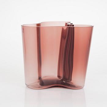 Alvar Aalto, a '3030' glas vase, signed Alvar Aalto Iittala.
