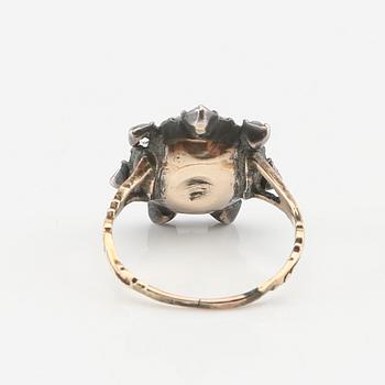 Ring and a pair of earrings in silver with faceted topazes and paste, circa 1900.