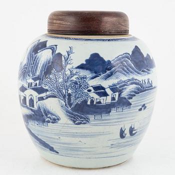 A blue and white Chinese porcelain jar with a wooden cover, Qing dynasty, 19th century.