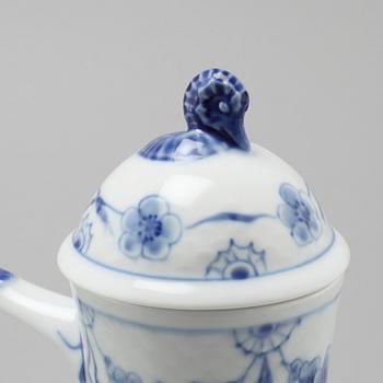 29 pieces of porcelain tableware from Bing & Gröndahl, model "Empire", second half of the 20th century.