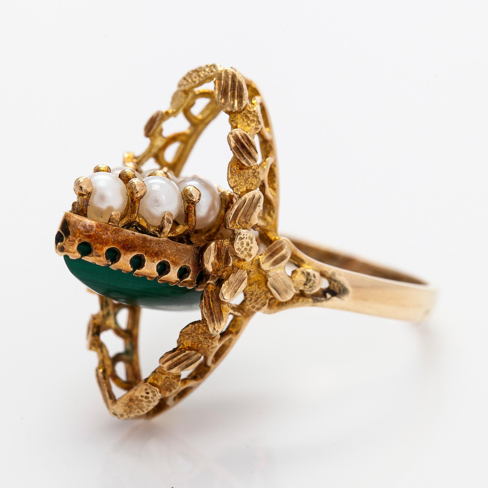 Ring, 14K guld med odlade pärlor/malakit. Finska import stämplar.