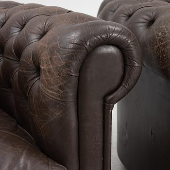Fåtöljer, ett par, Chesterfieldmodell, OY BJ Dahlqvist AB, BD Furniture, Jakobstad, Finland, 1900-talets andra hälft.