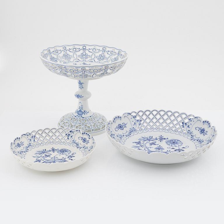 Four "Zwiebelmuster" porcelain pieces, Meissen, first half of the 20th century.